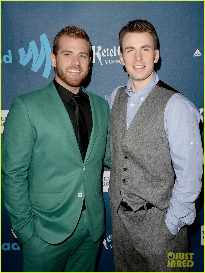 Ngôi sao của Captain America Chris Evan sánh vai cùng cậu em trai đồng tính Scott Evans tại GLAAD diễn ra ở Los Angeles hôm 20/4. Ảnh. Just Jared.